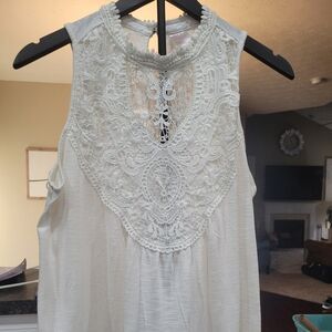 No boundarie XL elegant white lace gypsy tunic with bohemian lace at the bottom